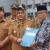 Pimpin Apel Bulanan, Wabup Muara Enim Serahkan SK Purnabakti kepada Staf Ahli