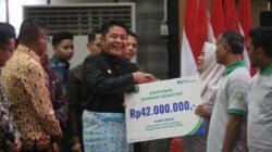 Gubernur Herman Deru Serahkan Santunan BPJS Ketenagakerjaan kepada Petani Sawit Sumsel