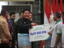 Gubernur Herman Deru Serahkan Santunan BPJS Ketenagakerjaan kepada Petani Sawit Sumsel