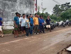 Giat Gotong Royong Warga RT 28 Karya Jaya: Bangun Gapura dan Bersihkan Lingkungan