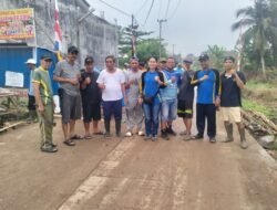 Warga RT 28 RW 10 Kelurahan Karya Jaya Gelar Gotong Royong Bersama, Fokus Kebersihan dan Pembuatan Gapura