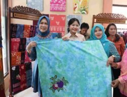 Dorong Ekonomi Kreatif Lokal, Ketua TP PKK Sumsel Feby Deru Resmikan Toko PKK dan Luncurkan Kain Jumputan di Muara Enim