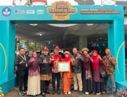 Wakil Bupati OKU Timur terima Penghargaan dari Kementrian Pendidikan Dasar dan Menengah