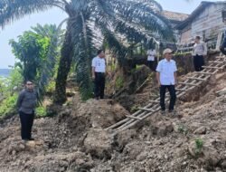 Lurah Ngulak Tinjau Langsung Sembilan Rumah Terdampak Longsor di Bantaran Sungai Musi