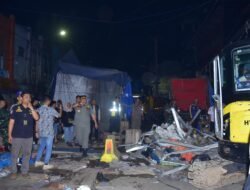 Tim Gabungan Sat Pol- PP Tertibkan Lokasi PKL di Bawah Jembatan Ampera Palembang
