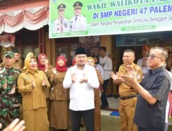 Hari Pertama Sekolah, Siswa Baru SMPN 47 Palembang Dapat Seragam Gratis