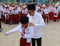 Serentak, Wako, Wawako Dan Sekda Kota Palembang Bagikan Seragam Gratis Siswa SD-SMP