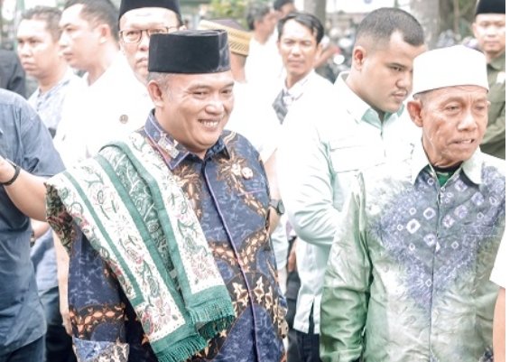 Kepala Badan Pendapatan Daerah (Bapenda) Kota Palembang, Marhaen SH MSi saat Safari Jumat di Masjid Sultan Mahmud Badaruddin Jayo Wikramo Kota Palembang.