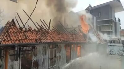 Kebakaran Jumat Siang di 9 Ilir , Empat Keluarga Kehilangan Tempat Tinggal