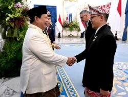 Presiden dan Menteri Kompak Kenakan Pakaian Adat di Istana Merdeka