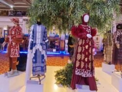 Dekranasda Banyuasin Pamerkan Bajumpe Motif Pedade Serangkai di Kriya Sriwijaya Fashion Parade 2025