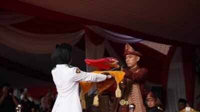 Bupati OKI Kenakan Songket Palembang di Upacara HUT ke-80 RI
