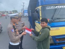 Meriahkan HUT RI ke-80, Satlantas Polres OKU Selatan Bagikan Ratusan Bendera Merah Putih