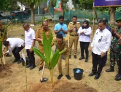 Tanam Bibit Pohon Kelapa Serentak, Wali Kota Ratu Dewa Dukung Program Ketahanan Pangan Nasional