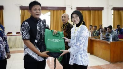 Bupati OKU Timur Buka Bimtek Pengembangan Ekonomi Kreatif dan Sadar Wisata 2025