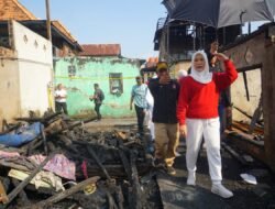 Feby Deru Tinjau dan Salurkan Bantuan Korban Kebakaran 11 Rumah di 3/4 Ulu