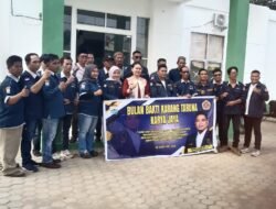 Karang Taruna Karya Jaya Bagikan Beras Warga Kurang Mampu di Palembang