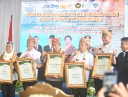 Kapolri Listiyo Sigit Dianugerahi Gelar Adat Komering Saat Panen Raya di OKU Timur