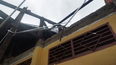 Atap SMP Negeri 39 Gandus Ambruk Diterjang Puting Beliung, Disdik Palembang Turun Tangan