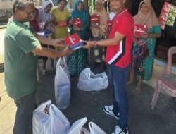 Alex Indra Lukman Bagikan Ratusan Nasi Kotak untuk Warga Padang