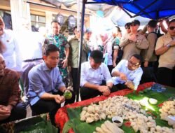 Wapres Gibran Tinjau Pasar 16 Ilir, Serap Aspirasi Pedagang, Cicipi Pempek Tumpah
