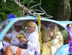 Palembang Gelar Nikah Massal, 44 Pasang Pengantin Arak-Arakan Naik Odong odong 