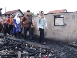 Air Mata Warga di Balik Puing, Putri Azizah Bawa Harapan Korban Kebakaran di Palembang