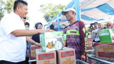 Bupati Enos Dampingi Warga Pra Sejahtera Salurkan Bantuan Usaha dan Sembako