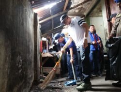 Bupati Enos Turun Tangan Bersihkan Pasar Martapura, Ajak Warga Bangun Budaya Cinta Kebersihan