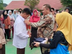 Program Palembang Cerdas, ” Semringah ” Ratusan Siswa SMPN 12 Dapat Seragam Gratis