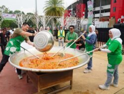 Seribu Porsi Pindang Tulang Dimasak di JSC Palembang: Feby Deru Kolaborasi dengan Chef Arnold dan Bobon Santoso