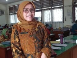 Kado Istimewa di Hari Guru: Kepala SMPN 3 Palembang Dapat Kejutan Ulang Tahun ke-58