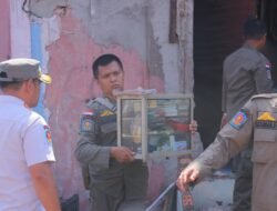 Pol PP Bongkar Rumah dan Kios di Lahan TPU Puncak Sekuning