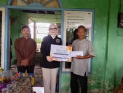 Amalia Sobli Donasikan Satu Bulan Gaji untuk Renovasi Masjid Al-Ikhlas Karya Jaya