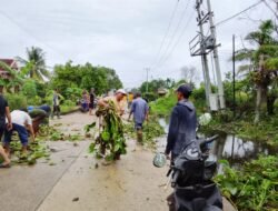 Warga RT 28 Karya Jaya Gotong Royong Bersihkan Lingkungan dan Saluran Air