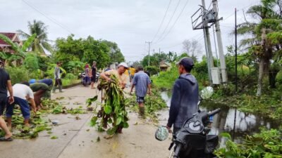 Warga RT 28 Karya Jaya Gotong Royong Bersihkan Lingkungan dan Saluran Air