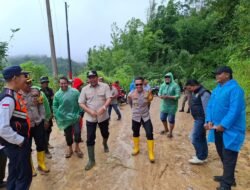 Bupati Abusama-Kapolres OKU Selatan Tinjau Longsor Sindang Danau, Jalan Provinsi Kembali Dibuka