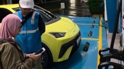 Foto : Ilustrasi Petugas PLN tengah memberikan edukasi terkait manfaat fitur Trip Planner di dalam aplikasi PLN Mobile kepada pengguna kendaraan listrik di salah satu SPKLU.