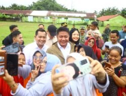 Banyuasin — Akses transportasi warga Desa Pulau Harapan, Kecamatan Sembawa, Kabupaten Banyuasin kini semakin terbuka. Gubernur Sumatera Selatan H. Herman Deru meresmikan Jalan Sangaji yang telah ditingkatkan melalui program Bantuan Gubernur Sumsel dengan nilai anggaran mencapai Rp3,9 miliar. Peresmian jalan tersebut dilakukan langsung oleh Herman Deru dalam rangkaian kunjungan kerjanya ke Kabupaten Banyuasin, Jumat (9/1/2026). Herman Deru menegaskan bahwa pembangunan infrastruktur jalan desa memiliki peran strategis dalam menggerakkan roda perekonomian masyarakat, terutama di wilayah penyangga perkotaan dan sentra produksi. “Jalan yang baik akan memperlancar mobilitas orang dan barang. Dampaknya langsung dirasakan masyarakat, baik dari sisi ekonomi, pendidikan, maupun pelayanan sosial,” ujar Herman Deru. Peningkatan Jalan Sangaji dibiayai melalui sinergi Bantuan Gubernur Sumatera Selatan dan APBD Kabupaten Banyuasin. Jalan ini menjadi akses utama warga dalam menjalankan aktivitas sehari-hari, termasuk distribusi hasil pertanian dan usaha kecil masyarakat. Antusiasme warga terlihat dalam kegiatan peresmian tersebut. Kepala Desa Pulau Harapan Kailani, SH, menyampaikan apresiasi atas perhatian Pemprov Sumsel terhadap kebutuhan infrastruktur desa yang selama ini menjadi aspirasi masyarakat. Ia juga berharap adanya dukungan lanjutan berupa pemasangan penerangan jalan umum (PJU) guna meningkatkan kenyamanan dan keselamatan pengguna jalan pada malam hari. Menanggapi aspirasi tersebut, Herman Deru menyatakan bahwa Pemprov Sumsel akan terus berupaya merespons kebutuhan dasar masyarakat secara bertahap dan terukur. “Pembangunan tidak berhenti di satu titik. Selama anggaran memungkinkan dan manfaatnya jelas bagi masyarakat, tentu akan kita perjuangkan,” tegasnya. Sementara itu, Bupati Banyuasin Askolani Jasi mengucapkan terima kasih atas dukungan Pemerintah Provinsi Sumatera Selatan terhadap pembangunan infrastruktur di wilayahnya. Menurutnya, bantuan gubernur sangat membantu percepatan pembangunan daerah, khususnya di sektor konektivitas antarwilayah desa. Peresmian Jalan Sangaji ini turut dihadiri unsur Forkopimda Kabupaten Banyuasin, jajaran OPD Pemprov Sumsel, serta tokoh masyarakat setempat.