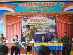 Banjir Rendam OKU Timur, Herman Deru Turun Langsung Serahkan Bantuan