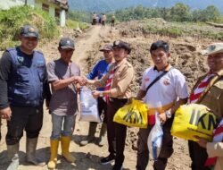 Relawan Pramuka OKI Turun ke Agam, Bantu 250 KK Terdampak Banjir dan Longsor