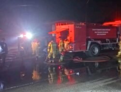 Petugas Berjibaku 2 Jam Padamkan Kebakaran Rumah Kosong di Kertapati