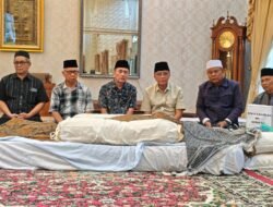 Ratu Dewa Melayat ke Rumah Duka Haji Halim, Kenang Peran Tokoh Sumsel