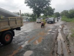 Jalan Gubernur HA Bastari Rusak Parah, Pengendara Bertaruh Nyawa Tiap Malam
