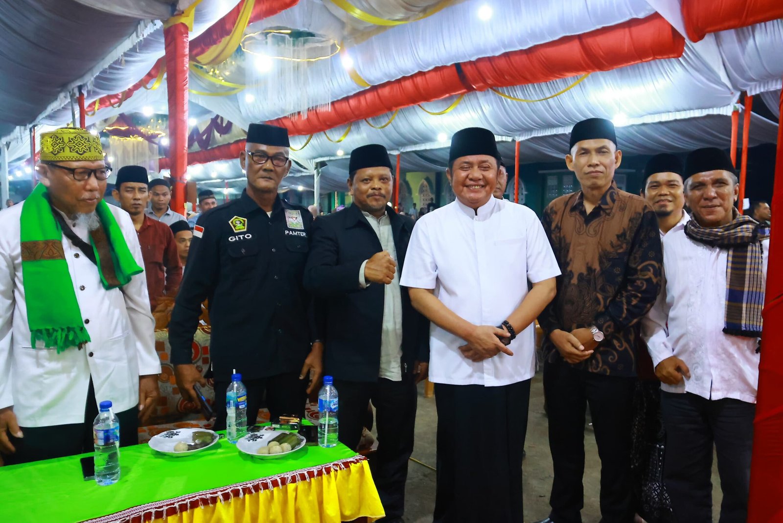 Foto : Gubernur Sumatera Selatan Herman Deru memberikan sambutan saat menghadiri Pengajian Akbar dan Haul Para Ulama di Pondok Pesantren Lebak Rejo, Desa Pelita Jaya, Kabupaten OKU Timur, Sabtu (31/1/2026).
