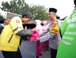 Kapolda Sumsel Cek Pos Pengamanan Ops Ketupat 2026, Bagikan Takjil dan Tali Asih