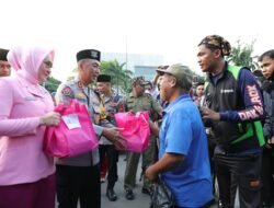 Kapolda Sumsel dan Bhayangkari Bagikan Takjil, Sapa Pengendara di Simpang 5 DPRD