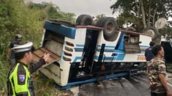 Bus Angkut 28 Penumpang Terguling di Tepian Danau Ranau OKU Selatan, Tiga Korban Luka Berat