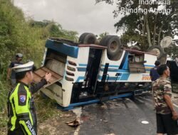 Bus Angkut 28 Penumpang Terguling di Tepian Danau Ranau OKU Selatan, Tiga Korban Luka Berat