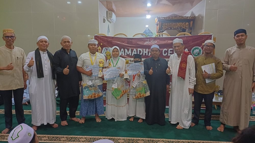 Foto : Kepala Baznas Kota Palembang Kgs M Ridwan Nawawi bersama pengurus Yayasan Ponjen Amal Bina Insani saat menghadiri Festival Remaja Muslim dan penyaluran santunan anak yatim di Palembang.